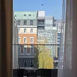 Apeiro Avant-garde